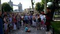 Un grupo de visitantes escuchan a un guía en la Torre de Londres el lunes 19 de julio de 2021, la primera visita luego de 16 meses de estar cerrada debido a la pandemia del COVID-19. Un grupo de visitantes escuchan a un guía en la Torre de Londres el lunes 19 de julio de 2021, la primera visita luego de 16 meses de estar cerrada debido a la pandemia del COVID-19.