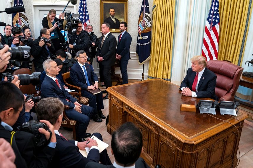 El presidente Donald Trump (der.) se reúne con el viceprimer ministro de China, Liu He (izq.), en la Oficina Oval de la Casa Blanca, en Washington.