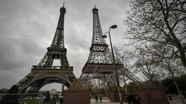Una fotografía tomada el 1 de abril de 2023 muestra una réplica (derecha) de la Torre Eiffel, ubicada cerca de la original en París.