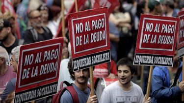 Manifestantes protestan afuera del Congreso argentino mientras los legisladores debaten una reestructuraci&oacute;n de la deuda externa en Buenos Aires, Argentina, el mi&eacute;rcoles 29 de enero de 2020.&nbsp;
