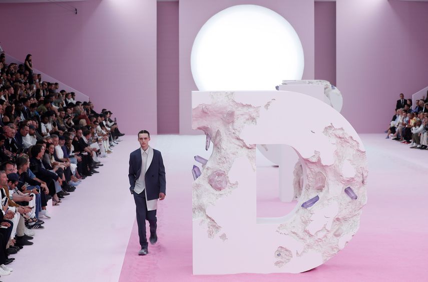 Como Vuitton, Dior apostó también por los colores pastel para la próxima temporada, empezando por el blanco y el rosa.