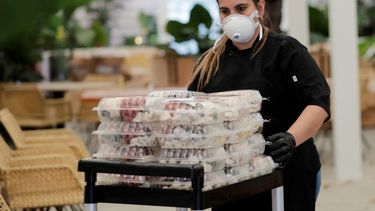 La chef Liset Garcell prepar&aacute;ndose para entregar comidas gratis a los afectados por la pandemia del coronavirus en el restaurante Red Rooster de Marcus Samuelsson, en el barrio de Overtown de Miami.&nbsp;