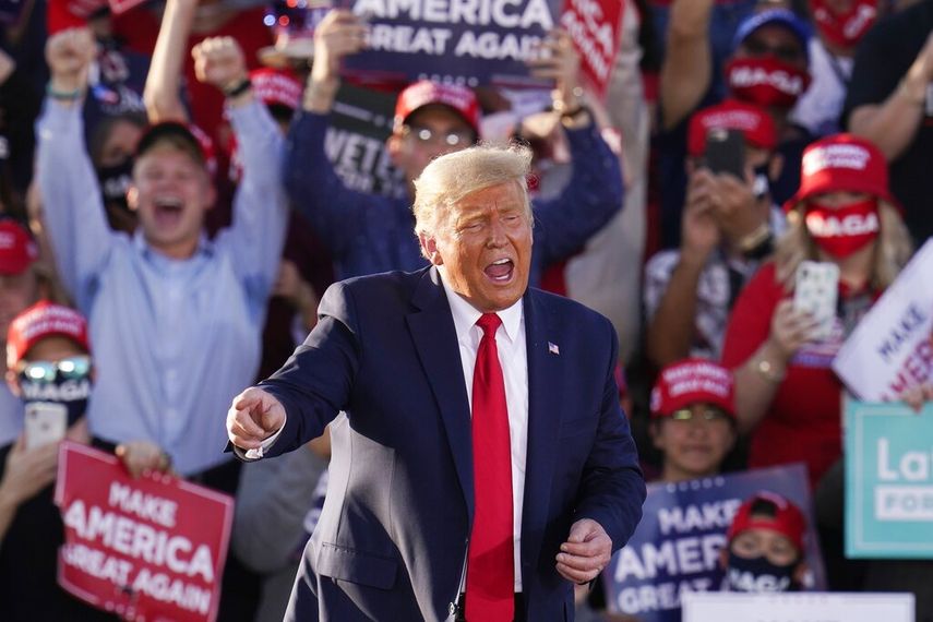 El presidente Donald Trump alienta a la multitud después de hablar en un mitin de campaña el lunes 19 de octubre de 2020 en Tucson, Arizona.
