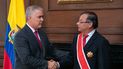 El presidente de Colombia Iván Duque le estrecha la mano a su sucesor Gustavo Petro