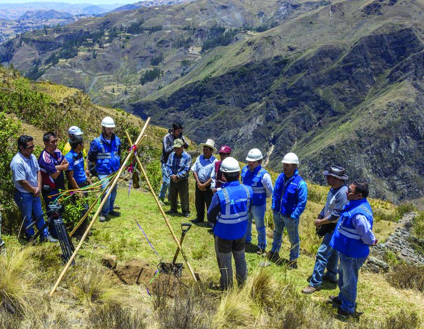 Representantes de Hydrika se reunieron con autoridades locales y miembros de comunidades indígenas de los alrededores para colocar la primera piedra de la obra