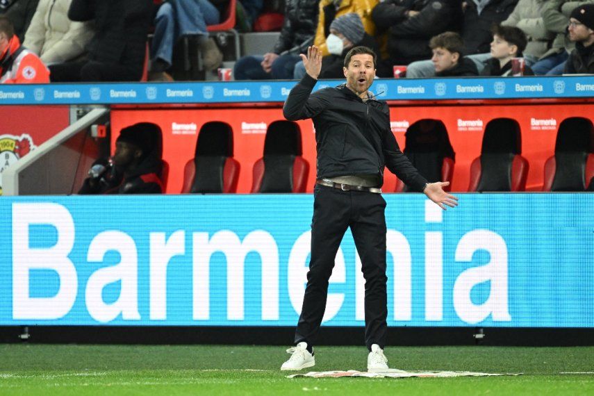 El entrenador español del Bayer Leverkusen, Xabi Alonso, hace gestos durante el partido de fútbol de la primera división alemana de la Bundesliga Bayer 04 Leverkusen contra 1 FC Union Berlin en Leverkusen, Alemania occidental, el 12 de noviembre de 2023. &nbsp;