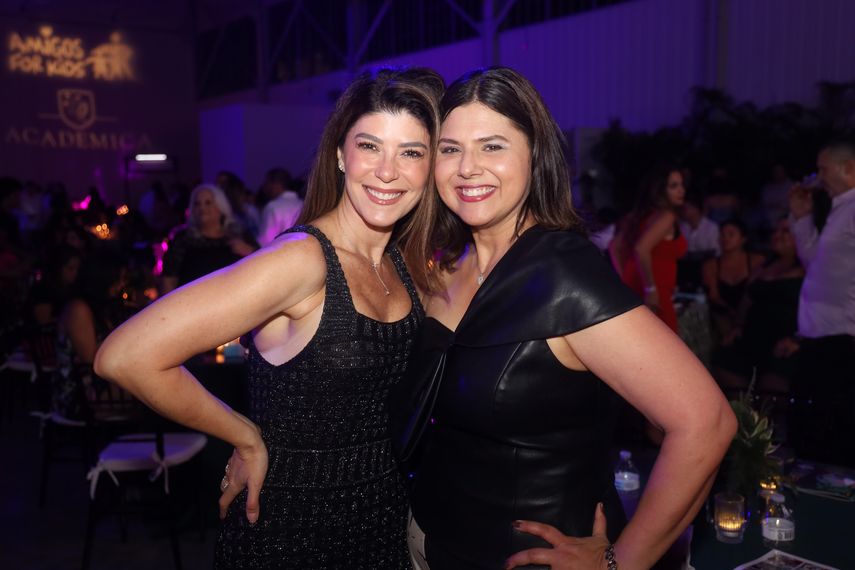 Anabelle Blum y Cristy Clavijo posan en la gala benéfica anual organizada por la fundación Amigos For Kids el 30 de septiembre de 2023.