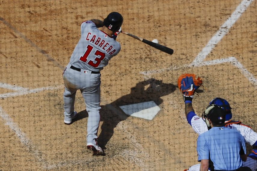 El venezolano Asdrúbal Cabrera pega un doblete de dos carreras por los Nacionales de Washington, en el séptimo inning del juego frente a los Mets de Nueva York, el domingo 11 de agosto de 2019.&nbsp;