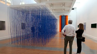 Vista general de la exposición “Maestros que cambiaron la ciudad: Un homenaje a Jesús Rafael Soto y Carlos Cruz-Diez en su centenario”.&nbsp;