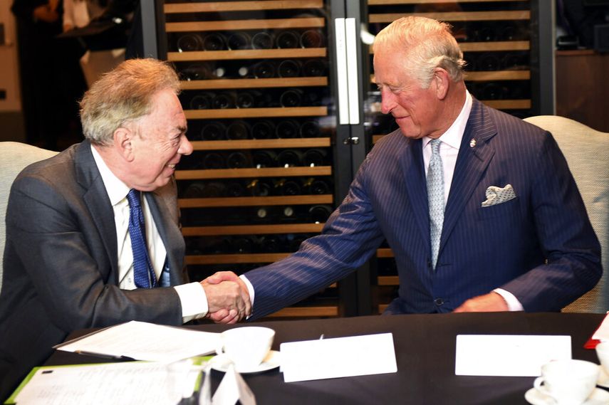 El entonces príncipe Carlos III se reúne con Andrew Lloyd Webber durante una visita al Royal Albert Hall, en Londres, el miércoles 5 de septiembre de 2018.