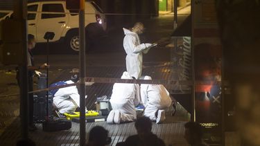 Mossos d´Esquadra, de la brigada científica, trabajan en el lugar del atentado terrorista en las Ramblas de&nbsp;Barcelona, donde una furgoneta atropelló a decenas de peatones con un saldo preliminar de 13 fallecidos y un centenar de heridos.&nbsp;