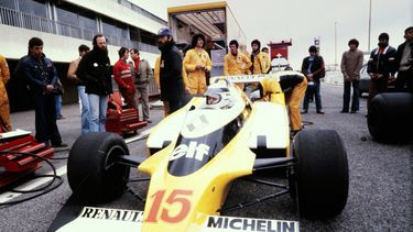En esta foto de archivo tomada el 10 de abril de 1979, el piloto francés&nbsp; Jean-Pierre Jaussaud aparece en la pista de Castellet durante una sesión de entrenamiento con el nuevo Renault RS 10