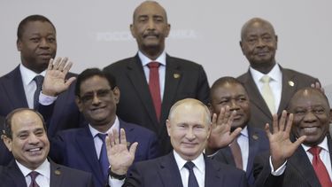 El presidente ruso Vladimir Putin, centro, posa con mandatarios africanos en la cumbre Rusia-&Aacute;frica en Sochi, Rusia, jueves 24 de octubre de 2019.&nbsp;