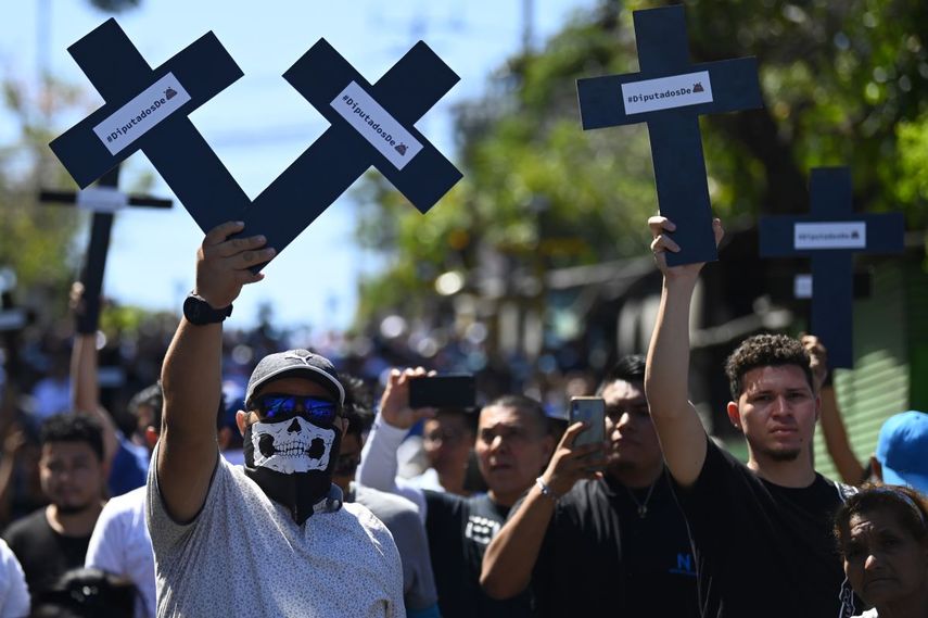 Manifestantes salvadore&ntilde;os se manifestaron para exigir a la Asamblea Nacional aprobar un pr&eacute;stamo cuyo objetivo es reducir el alto &iacute;ndice de criminalidad en el pa&iacute;s, pero los diputados se reh&uacute;san.&nbsp;