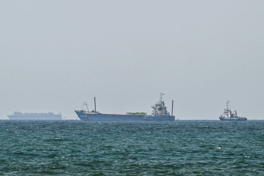 Los barcos están anclados frente a la costa de Sharjah en los Emiratos Árabes Unidos.&nbsp;El nuevo organismo de Irán encargado del estrecho de Ormuz dijo que su área de control reclamada se extiende a las aguas emiratíes, lo que provocó una fuerte reprimenda del vecino del Golfo.&nbsp;