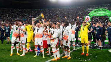 Vladimir Coufal, de West Ham, sostiene en alto el trofeo después de ganar final de la Europa Conference en contra de Fiorentina, et la Arena Eden, en Praga, el miércoles 7 de junio de 2023. West Ham ganó 2-1.