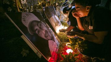 Una joven llora junto a la fotografía de un joven asesinado durante las protestas de la última semana.&nbsp;