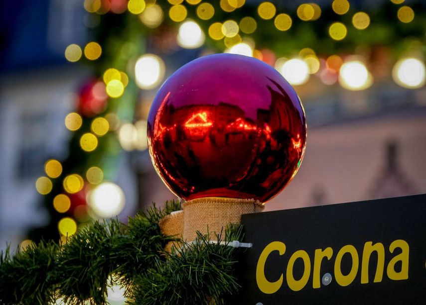 La palabra corona se ve en un cartel en el mercado de Navidad en el centro de Fráncfort, Alemania, el martes 23 de noviembre de 2021.&nbsp;