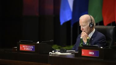El presidente de Estados Unidos, Joe Biden, asiste a una sesión de trabajo sobre seguridad alimentaria y enegética durante la cumbre del G20 en Nusa Dua, Bali, Indonesia, el 15 de noviembre de 2022.&nbsp;