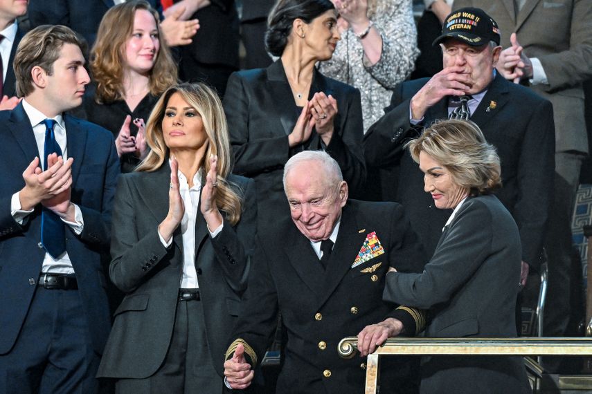El veterano piloto de combate E. Royce Williams, capitán retirado de la Marina, reacciona mientras el presidente estadounidense Donald Trump pronuncia su primer discurso sobre el Estado de la Unión de su segundo mandato ante una sesión conjunta del Congreso en la Cámara de Representantes del Capitolio de los Estados Unidos, en Washington, D.C., el 24 de febrero de 2026.&nbsp;