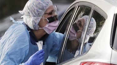 Personal m&eacute;dico realiza pruebas de coronavirus en&nbsp;Florida.&nbsp;