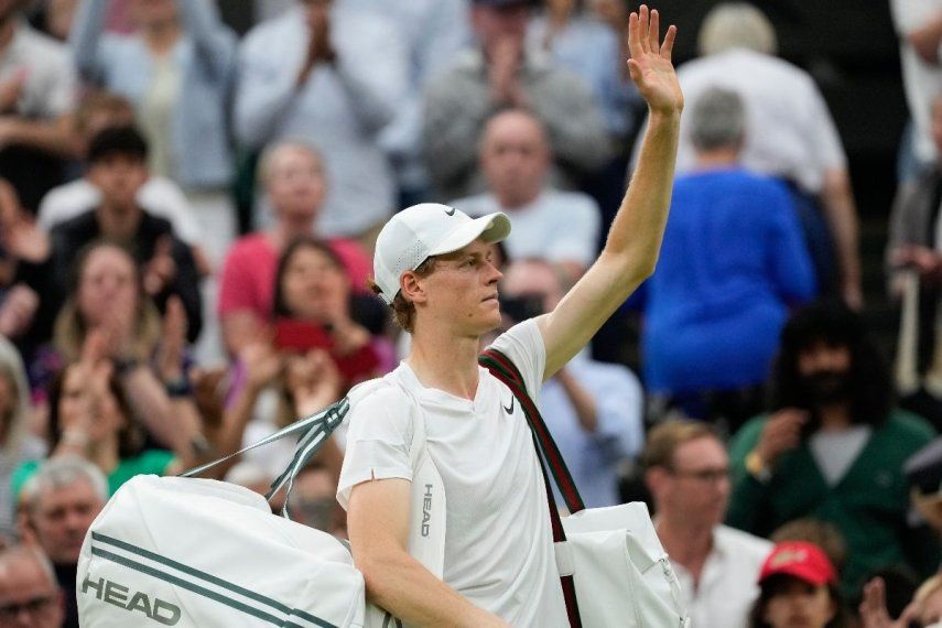 El italiano Jannik Sinner saluda a los aficionados al salir de la cancha tras su derrota en cuartos de final ante el ruso Daniil Medvedev en Wimbledon, el martes 9 de julio del 2024.&nbsp;