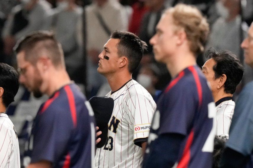 Lars Nootbaar de Japón escucha el Himno Nacional antes del encuentro del Grupo B ante República Checa en el Tokyo Dome en el Clásico Mundial el sábado 11 de marzo del 2023.&nbsp;