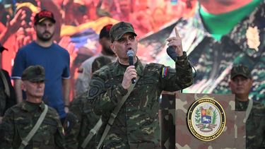 Vladimir Padrino López habla durante un despliegue militar en la avenida Bolívar de Caracas el 23 de septiembre de 2025