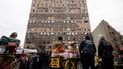 Personal de emergencias trabaja frente a un edificio de apartamentos que se incendió en el distrito del Bronx, el domingo 9 de enero de 2022, en la ciudad de Nueva York.