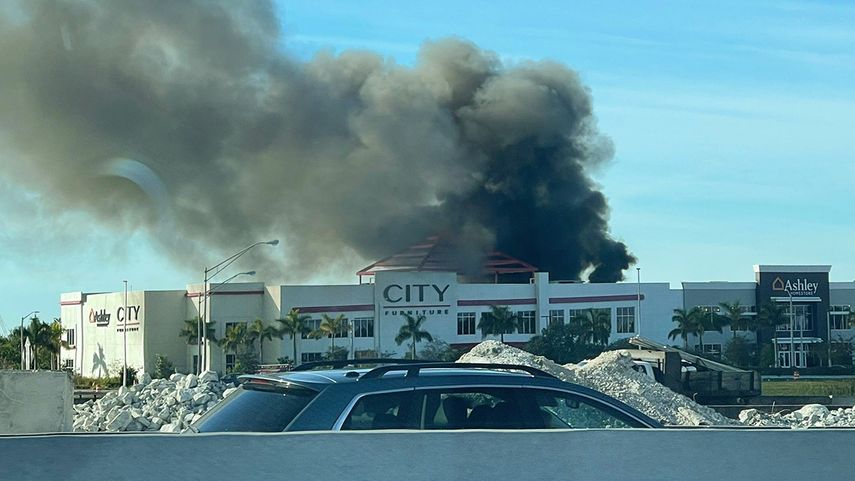 Imagen de un presunto incendio en una tienda de City Furniture.