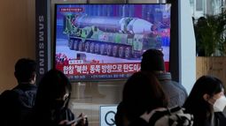 Una pantalla de televisión donde se emite un noticiario muestra una imagen de archivo de un misil norcoreano en un desfile militar, en la estación de tren de Seúl, Corea del Sur, el 18 de noviembre de 2022.&nbsp;