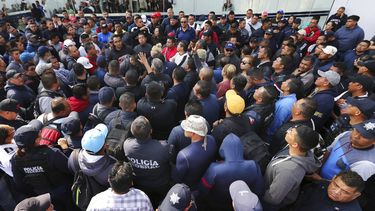 Policías Federales protestan ante la sede de ese cuerpo de seguridad en Ciudad de México.