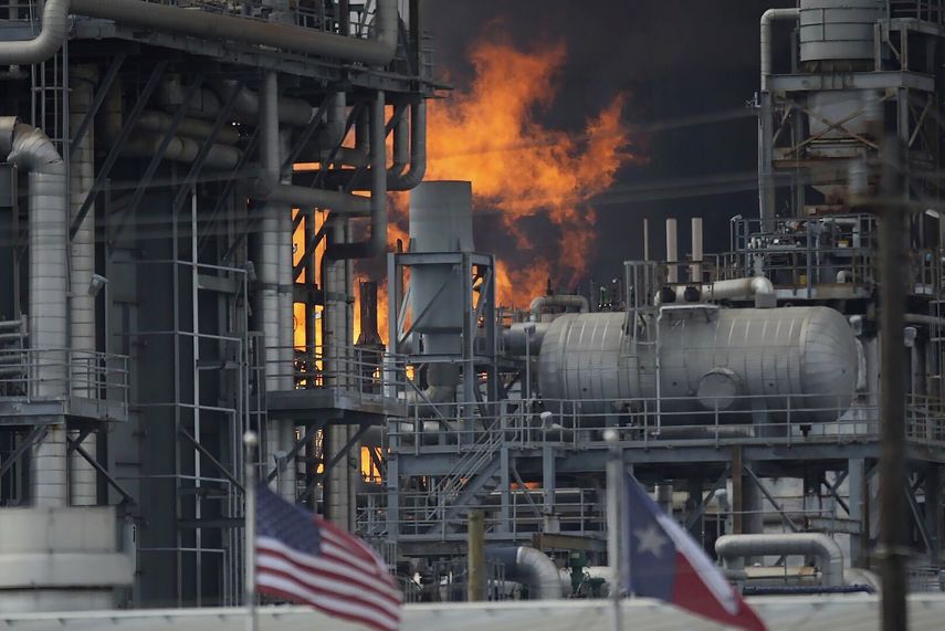 Un incendio en una planta química de Shell en Deer Park, Texas, el viernes 5 de mayo de 2023.&nbsp;