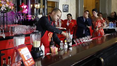 El cubano Adrián Ravelo (i) prepara un coctel durante la competencia El Rey del Daiquirí, este viernes 6 de octubre de 2017, en el bar Floridita, en La Habana, Cuba.