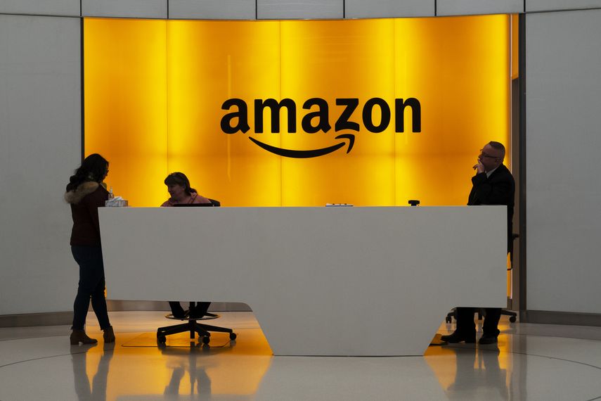 Un grupo de personas permanece en el vestíbulo de las oficinas de Amazon en Nueva York. Archivo. &nbsp;