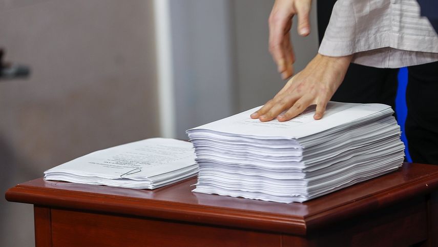 Vista de los documentos que contienen la legislación alternativa propuesta por el Partido Republicano y la Ley de Protección al paciente y Cuidado de&nbsp;Salud&nbsp;Asequible, presentados en la rueda de prensa del secretario de&nbsp;Salud&nbsp;de Estados Unidos, Tom Price.&nbsp;