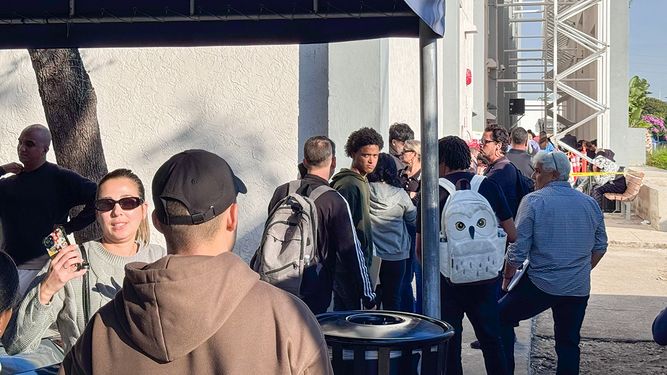 Fila para ingresar a la oficina de licencias de conducir en el Mall de las Américas.