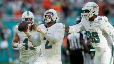 Bradley Chubb (2), linebacker de los Dolphins de Miami, celebra después de capturar al quarterback Trevor Siemian, de los Jets de Nueva York, durante la segunda mitad del juego de la NFL, el domingo 17 de diciembre de 2023, en Miami Gardens, Florida.&nbsp;