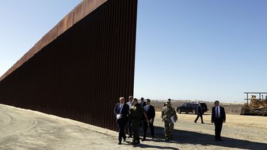 trump visita construccion del muro fronterizo que se levanta en california