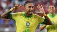 El delantero brasileño Raphinha, número 10, celebra tras anotar durante el partido de las eliminatorias sudamericanas al Mundial de la FIFA 2026 entre Venezuela y Brasil, disputado en el estadio Monumental de Maturín, estado de Monagas, Venezuela, el 14 de noviembre de 2024. Con Neymar lesionado de nuevo, Raphinha se perfila como el jugador más experimentado del ataque de la Seleção para las exigentes eliminatorias sudamericanas contra Colombia (4.º) y el líder, Argentina, en marzo de 2025. 