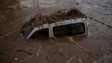 Un coche cubierto de lodo y barro en una calle inundada de Álora, cerca de Málaga, el 29 de octubre de 2024, después de que una fuerte lluvia azotara el sur de España.&nbsp;
