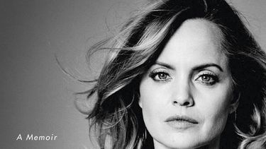 En esta imagen difundida por Hachette Books, la portada del libro de memorias The Great Peace de Mena Suvari.&nbsp;