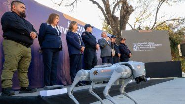 La imagen muestra a uno de los perros robot que ayudarán a los oficiales de policía de México durante el próximo Mundial de fútbol, el 9 de febrero de 2026.