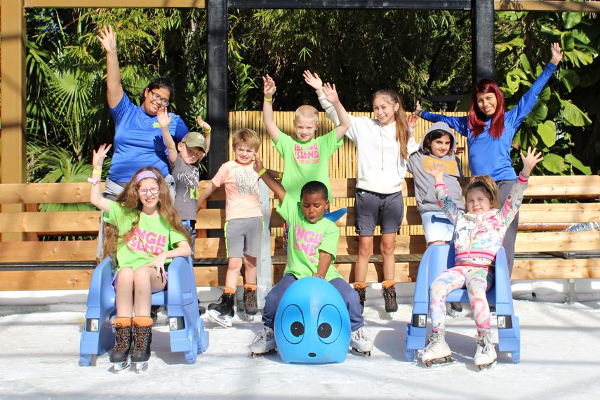 Un grupo de ni&ntilde;os se divierte en la nueva pista de patinaje sobre hielo que Jungle Island.&nbsp;