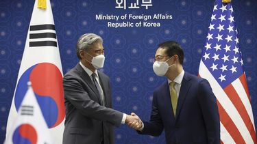 Kim Gunn (derecha), el nuevo representante especial de Corea del Sur para la paz y la seguridad en la Península de Corea, saluda a su homólogo estadounidense, Sung Kim, antes de su encuentro en el Ministerio de Exteriores de Seúl, Corea del Sur el 3 de junio de 2022.&nbsp;