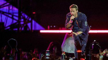 Chris Martin de Coldplay se presenta en una parada de la gira mundial Music of the Spheres de la banda en el Estadio Allegiant el 6 de junio de 2025 en Las Vegas, Nevada. 