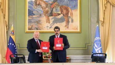 El dictador de Venezuela Nicolás Maduro muestra documentos con el fiscal de la Corte Penal Internacional (CPI), Karim Khan,&nbsp; en el palacio presidencial de Miraflores en Caracas el 3 de noviembre de 2021.