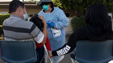 La practicante de enfermería Rita Ray toma una muestra nasal de Sebastián Hernández, de 5 años, para una prueba diagnóstica de COVID-19.