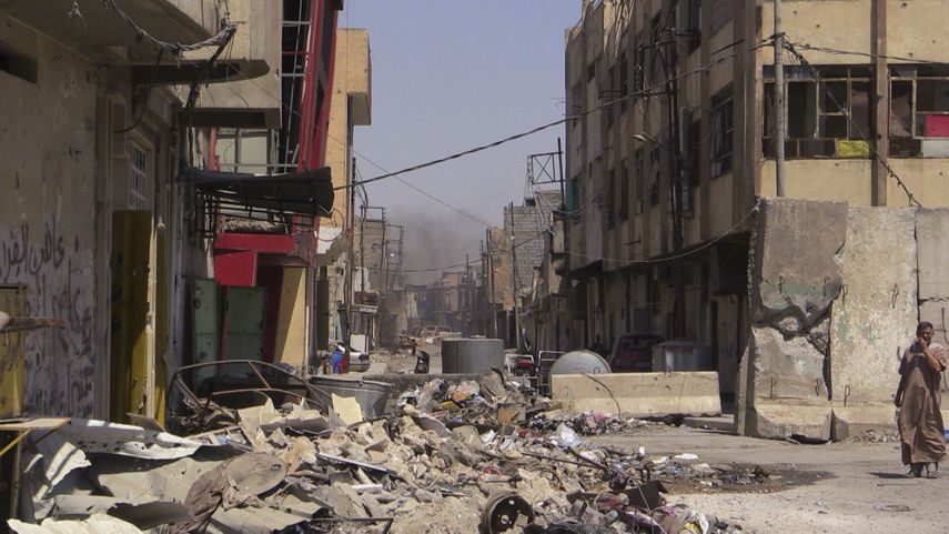 Fotografía de la calle Al Nabi Sheet, en el oeste de&nbsp;Mosul, donde algunas personas intentan recosntruir sus locales a pesar de la destrucción causada por los combates entre los yihadistas del grupo Estado Islámico. &nbsp;