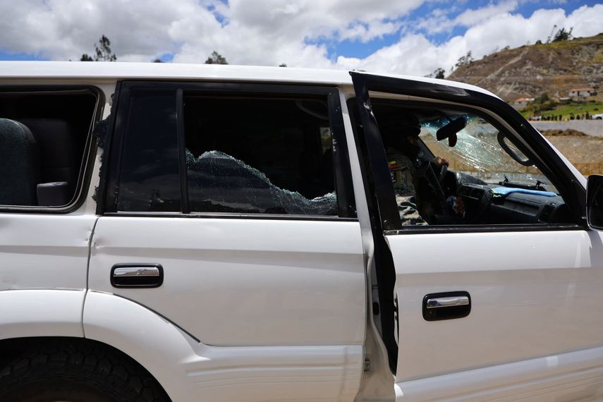 Esta imagen muestra uno de los vehículos de la caravana que transportaba al presidente de Ecuador, Daniel Noboa, el cual fue atacado a tiros en Cañar, Ecuador, el 7 de octubre de 2025.